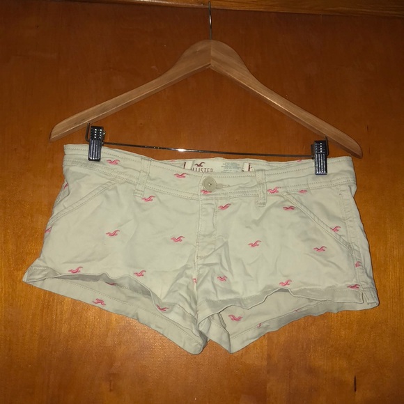 Hollister Pants - NWOT Hollister khaki stretch short-shorts size 7